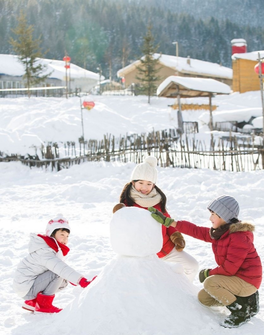 孩子们堆雪人场景描写图片