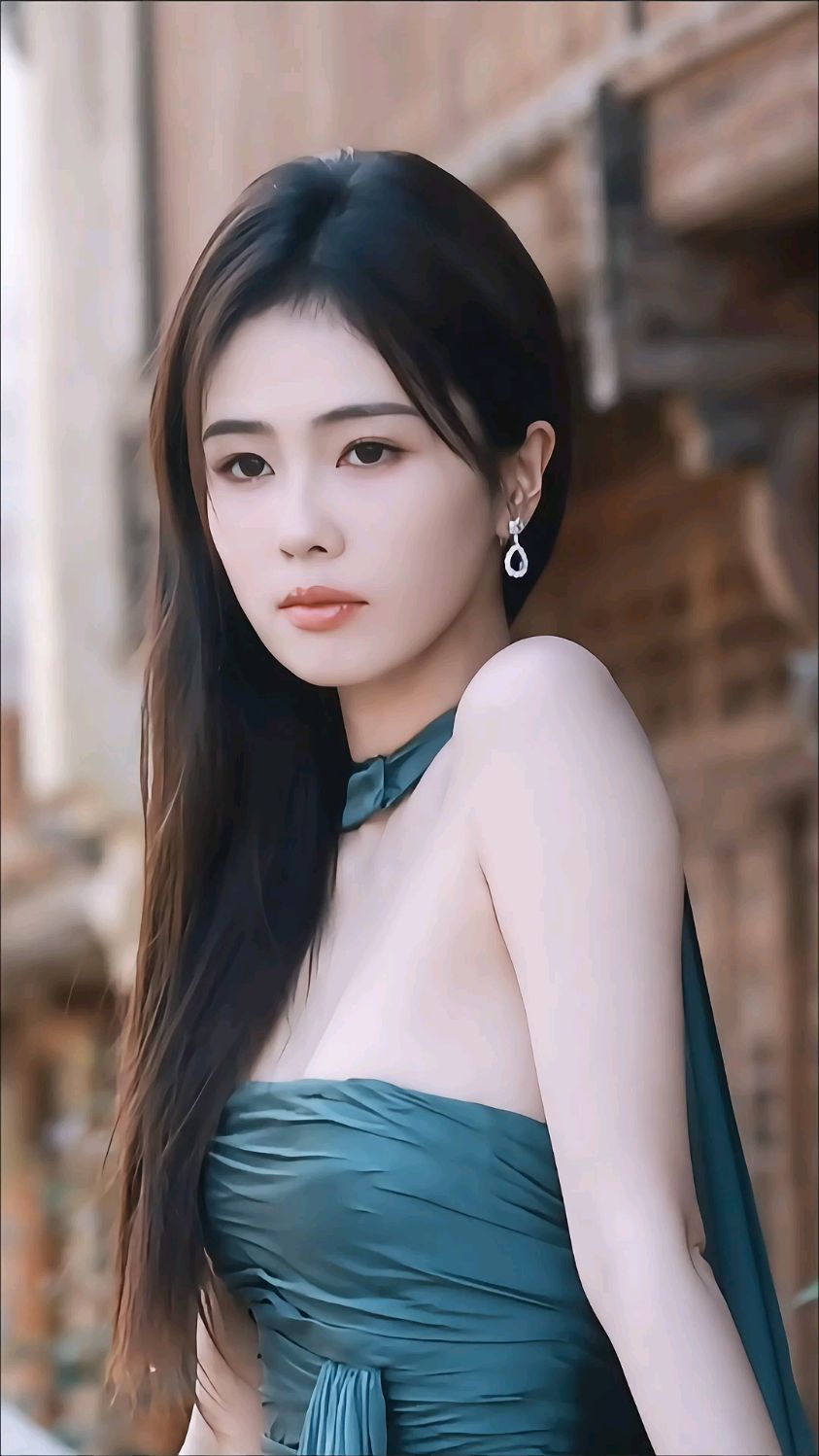 一袭水蓝色披风长裙,秀傲人身材肌肤白嫩,让人无法抵挡她的魅力四射