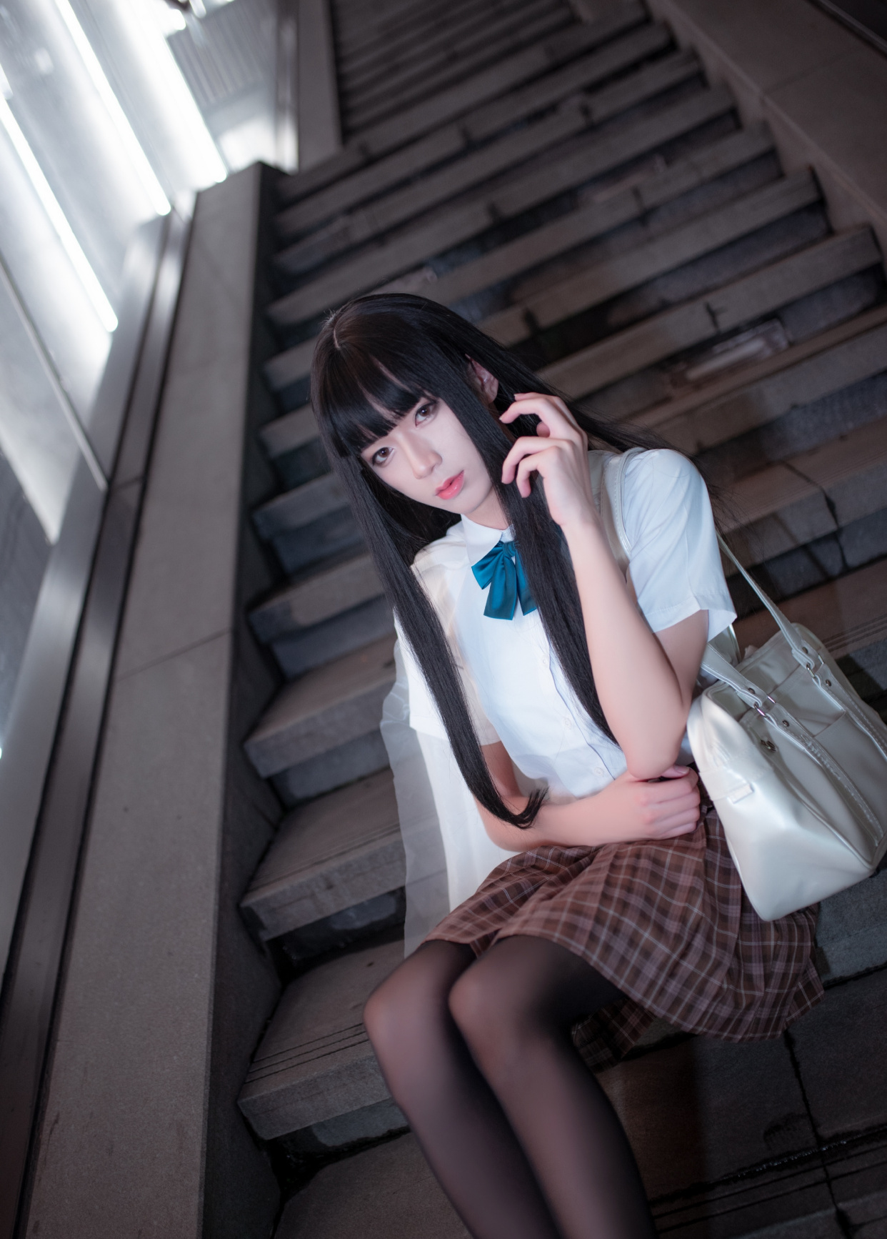 夜晚的街道,穿"黑丝"jk的女装大佬独坐在台阶上,惹不起啊