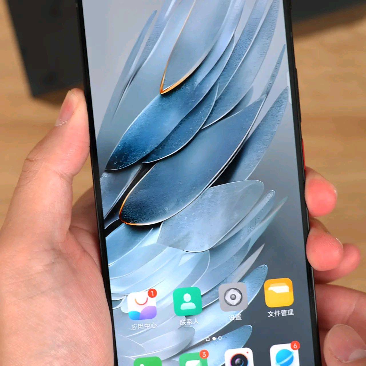 我手上的这款新机是刚刚发布的努比亚z50spro,它采用了直边金属中框和