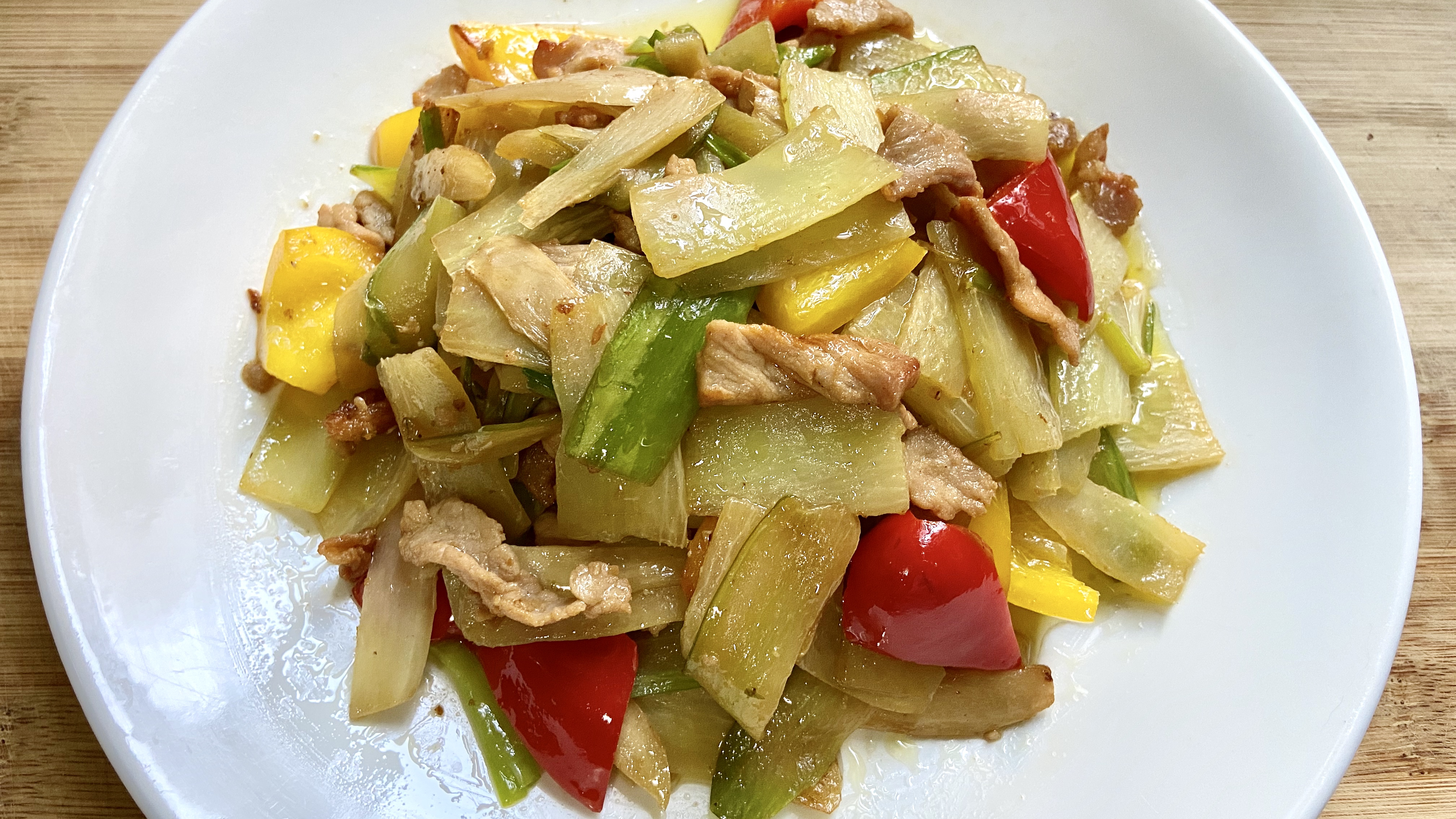 芥兰清炒肉片:芥兰口感脆爽清甜、芥香味浓郁地道家常菜