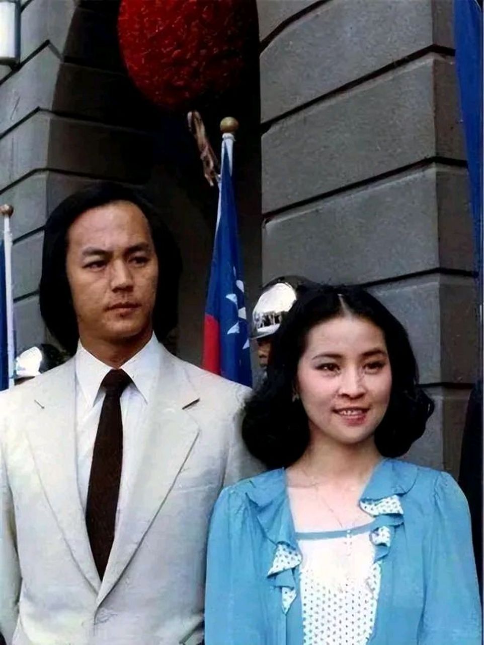 狄龙年轻的时候可是帅得掉渣,是很多人心中的偶像,连成龙都叫他"老爸"