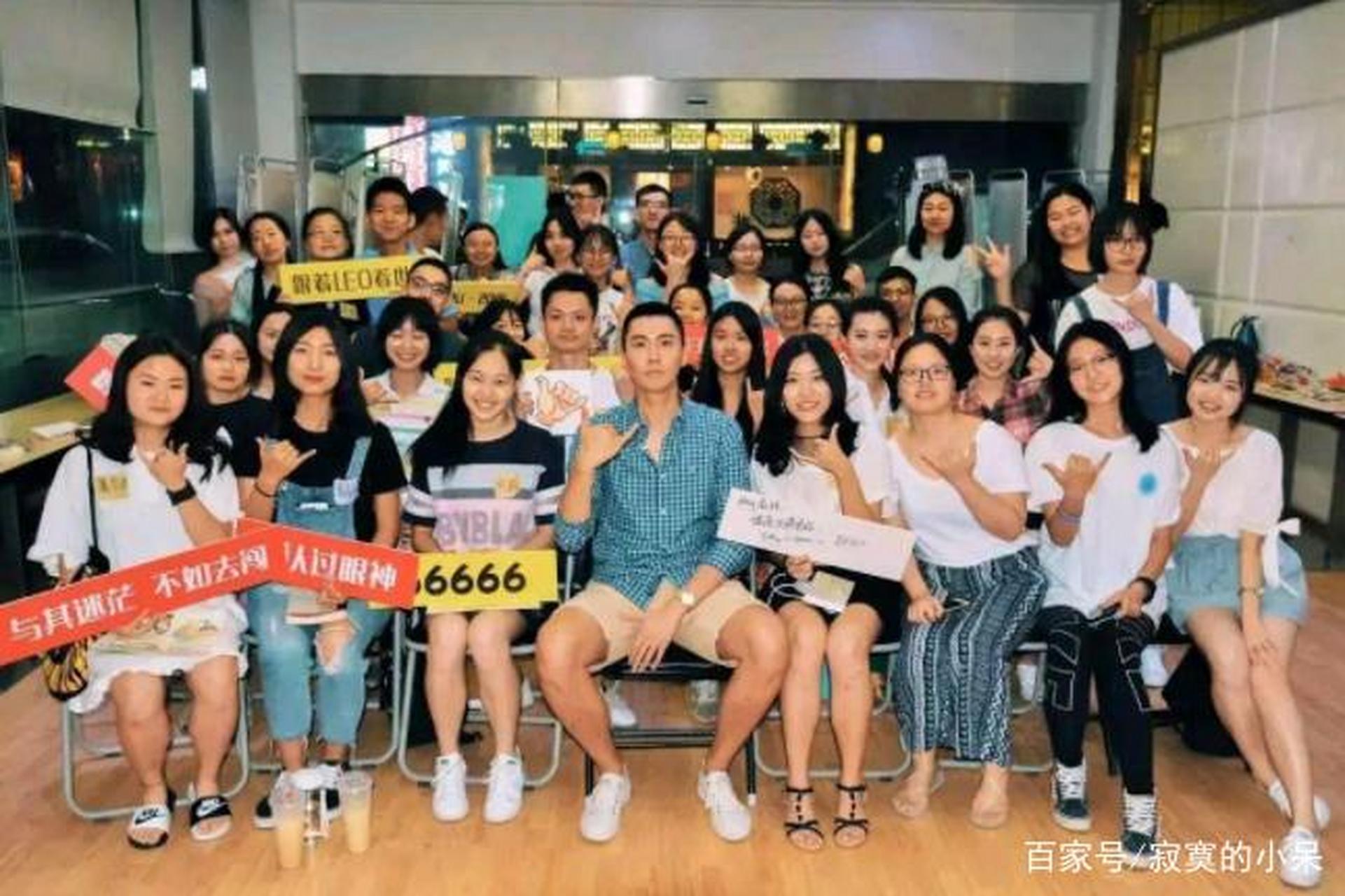 烈日炎炎下,19岁的林万东在工地上辛苦背200斤沙子.