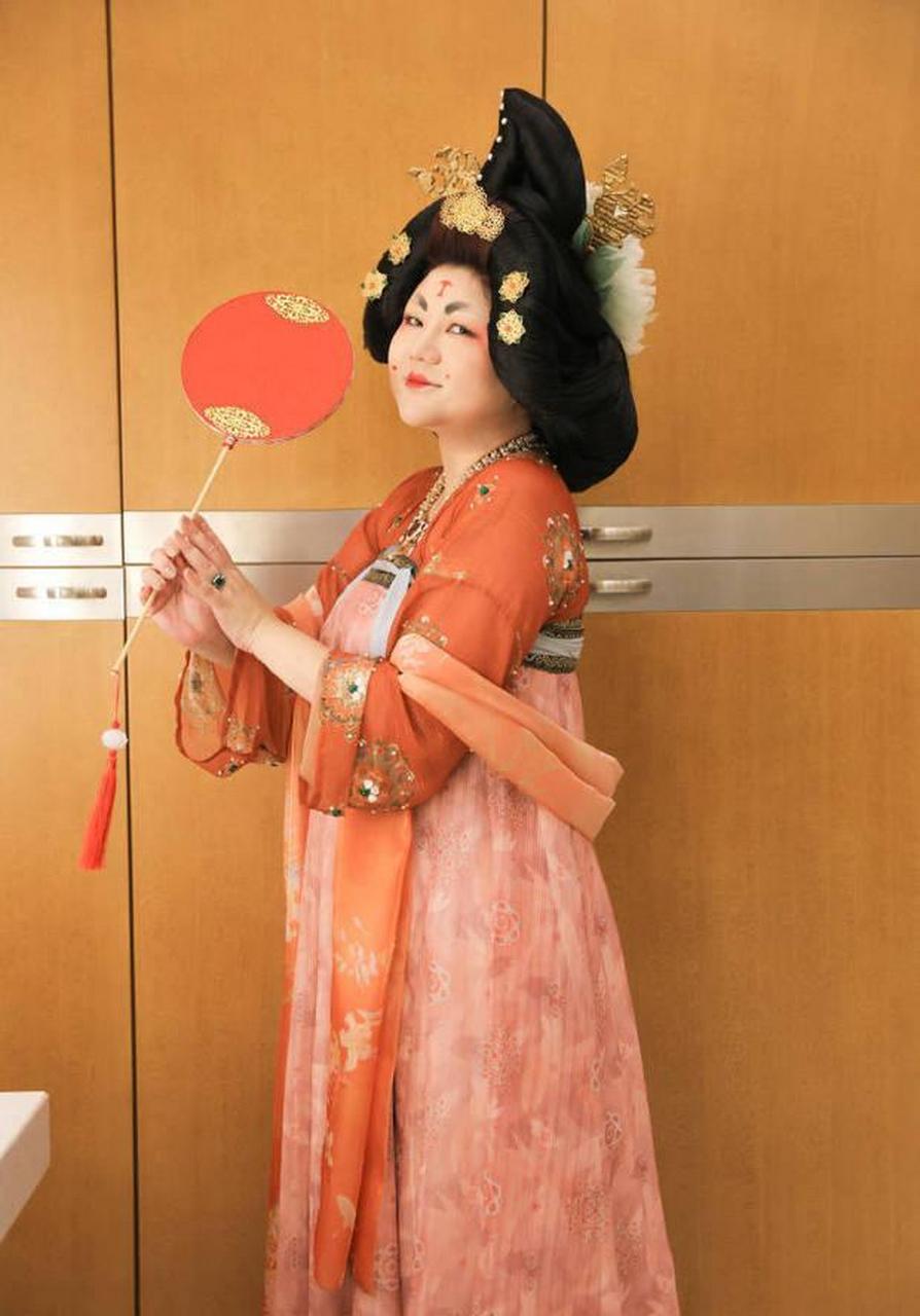 外貌惟妙惟肖,眼神差点意思,乍看很像,细看感觉不对.