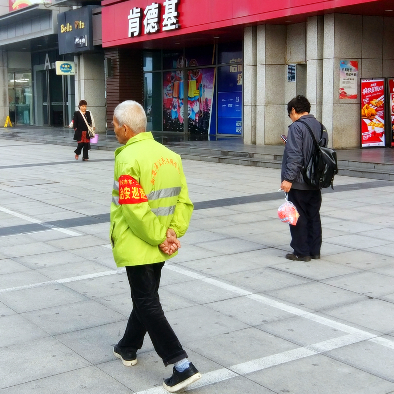 每天早晚,他都会在辖区里走上两趟,背着手,头微低,目不斜视.