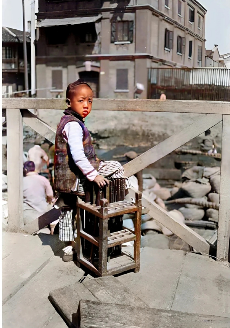清末民初老照片,1911年,湖北宜昌,码头站台上,一位穿着考究的小男孩