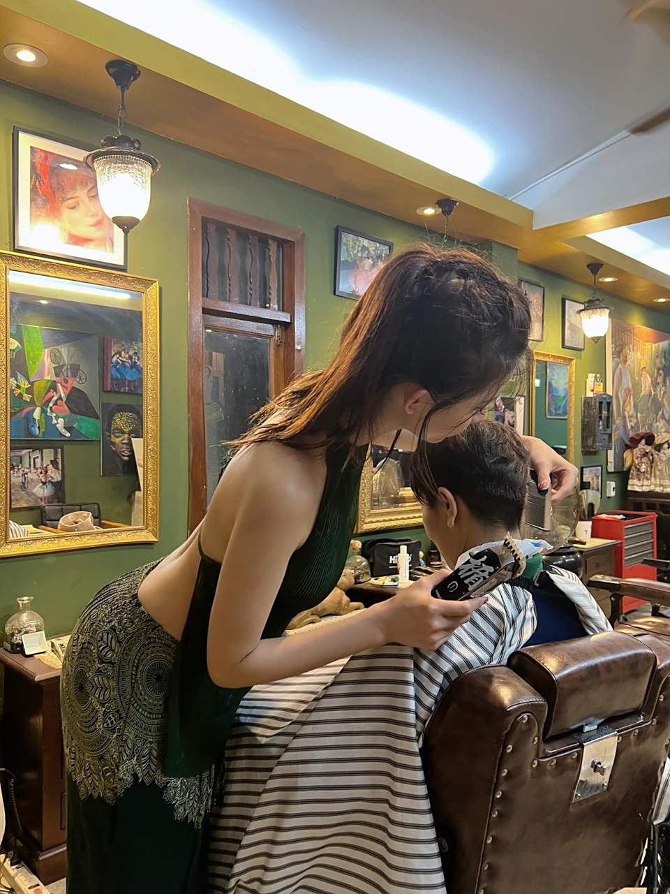 理发店的老板娘真的很时尚#性感好身材