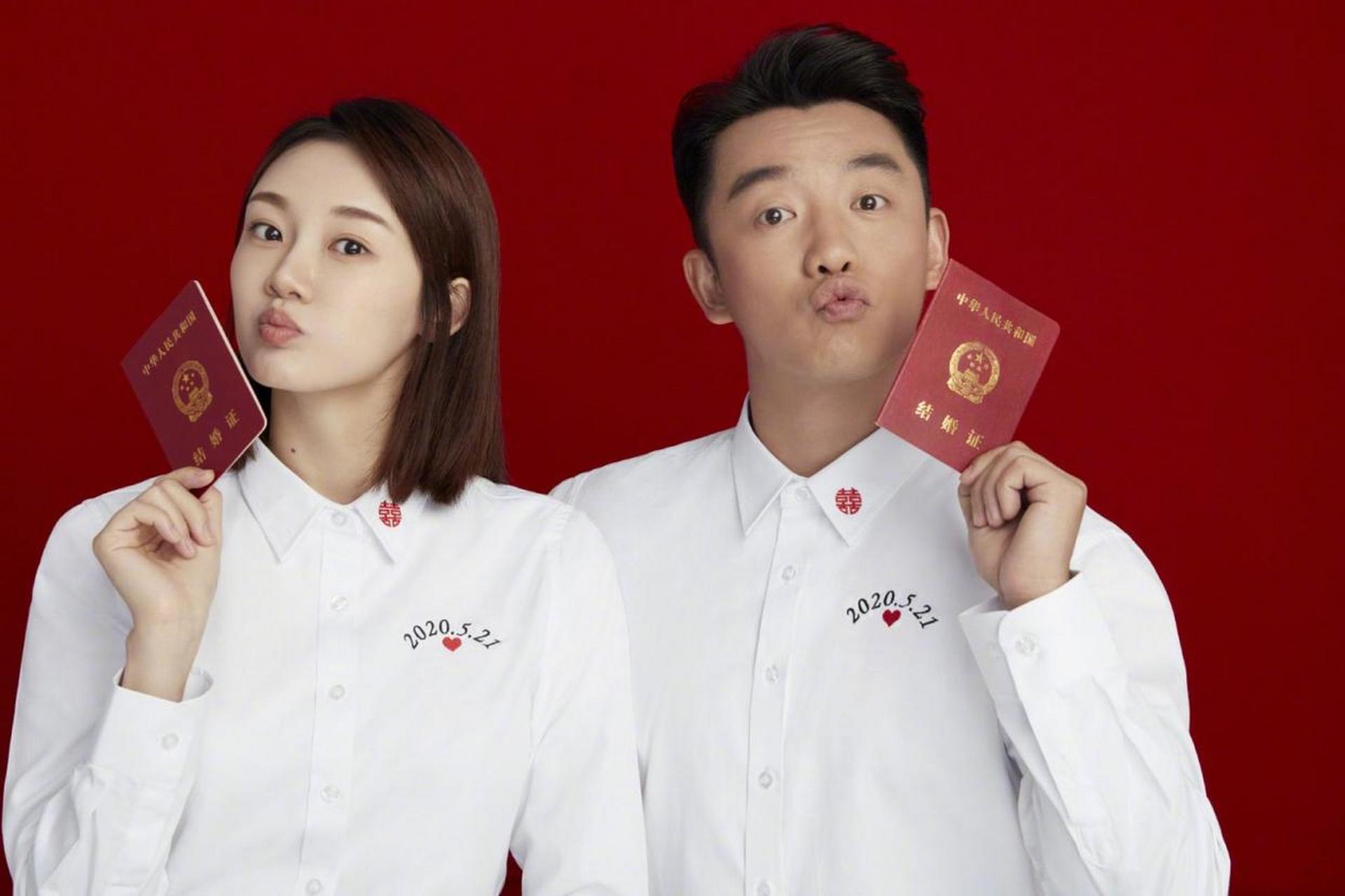 【郑恺苗苗结婚才三年】 近日,网友注意到苗苗vlog中摆放一个印有宝宝