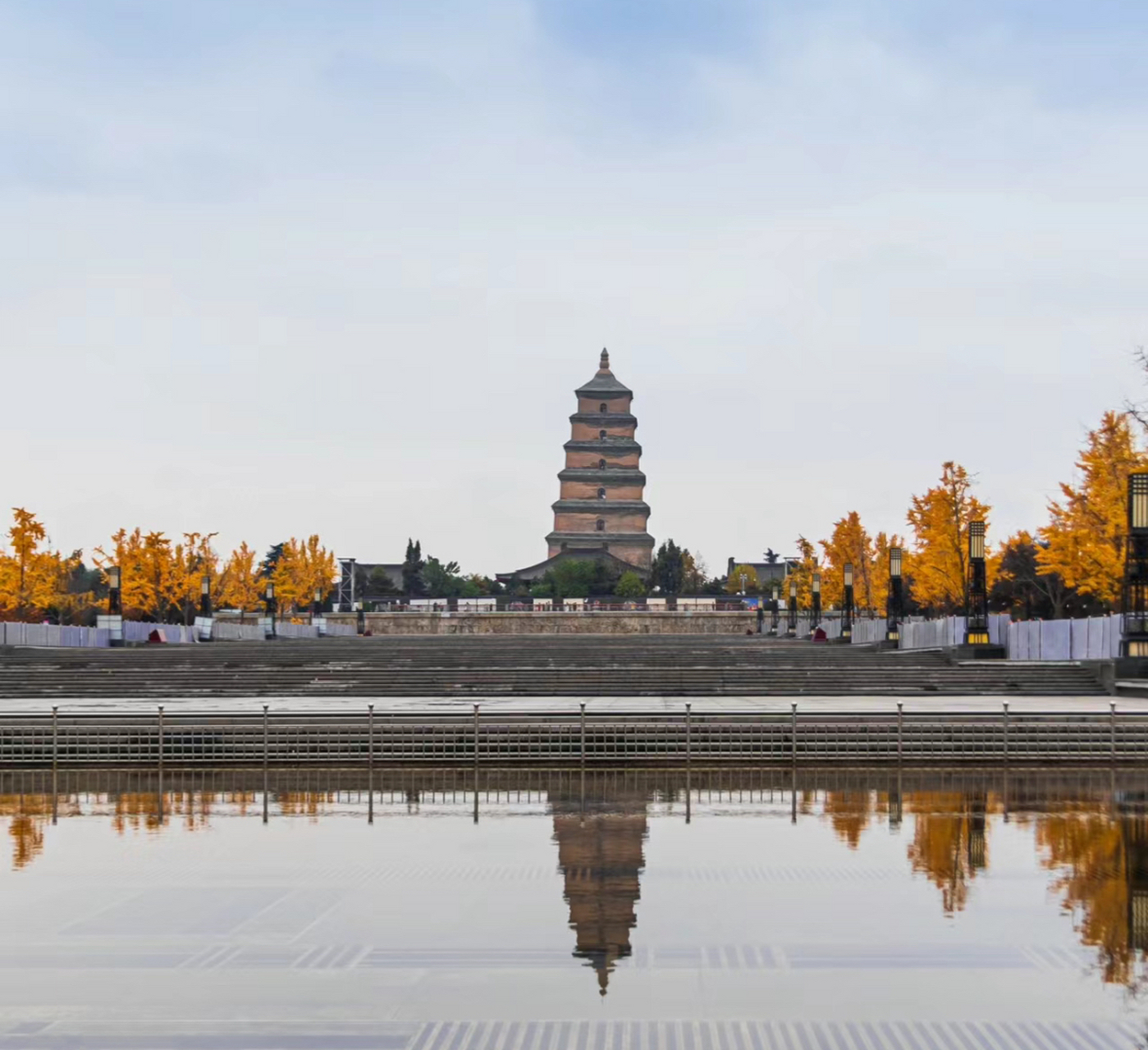 古朴雄伟的大雁塔是古城西安的名片,秋季里的雁塔北广场风景也是蛮不