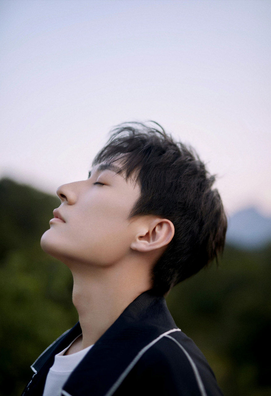 刘学义也很帅呀,古装和现代装都很帅气.