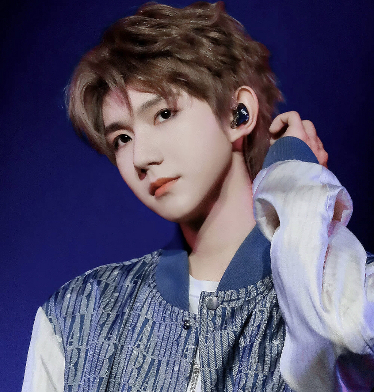 王源被逼婚了,王源重庆站演唱会现场好多穿婚纱女孩,并大声喊结婚