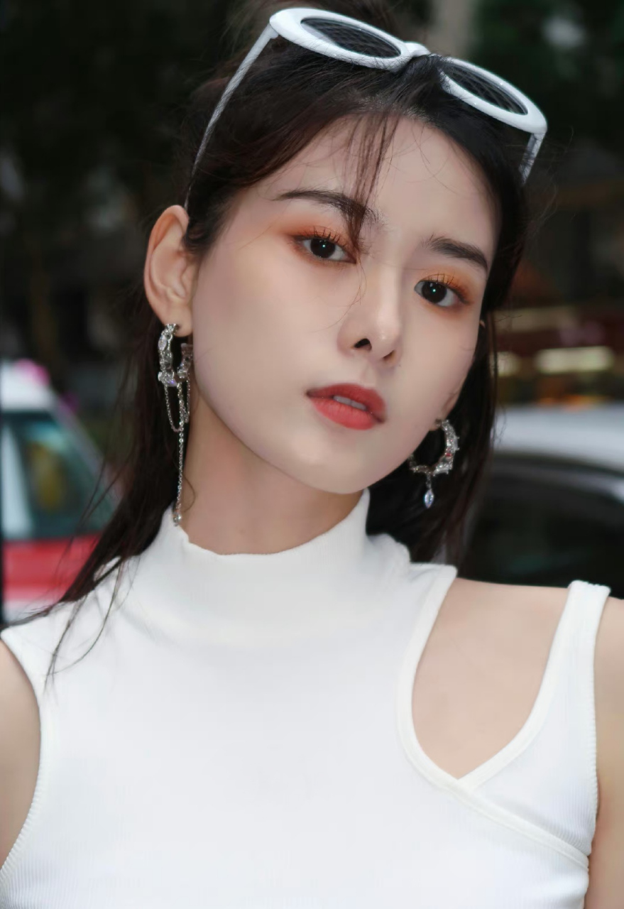 朱嘉倩# 清纯妩媚的眼神,肤白貌美的容颜,纤瘦高