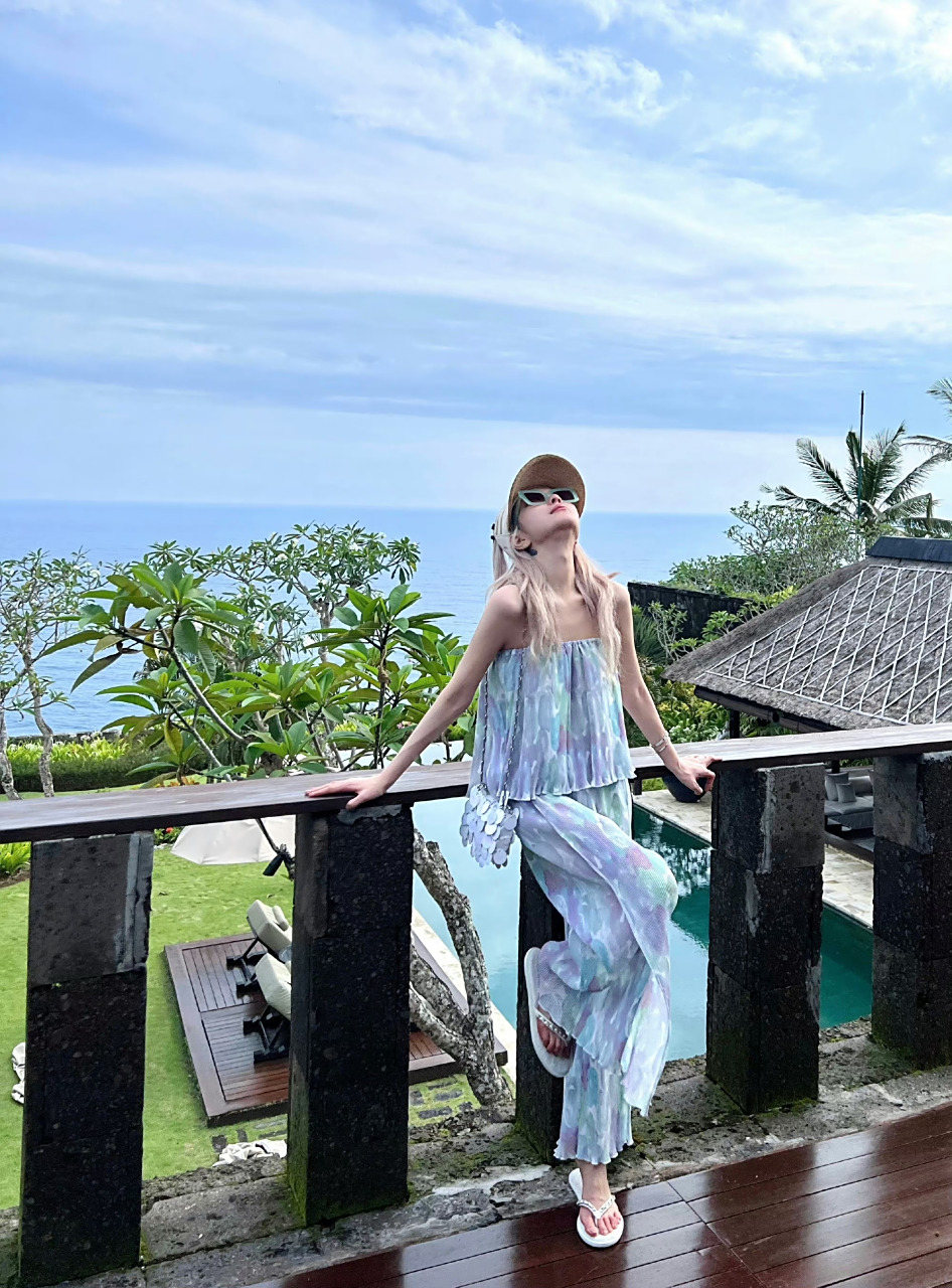 周扬青  光脚丫