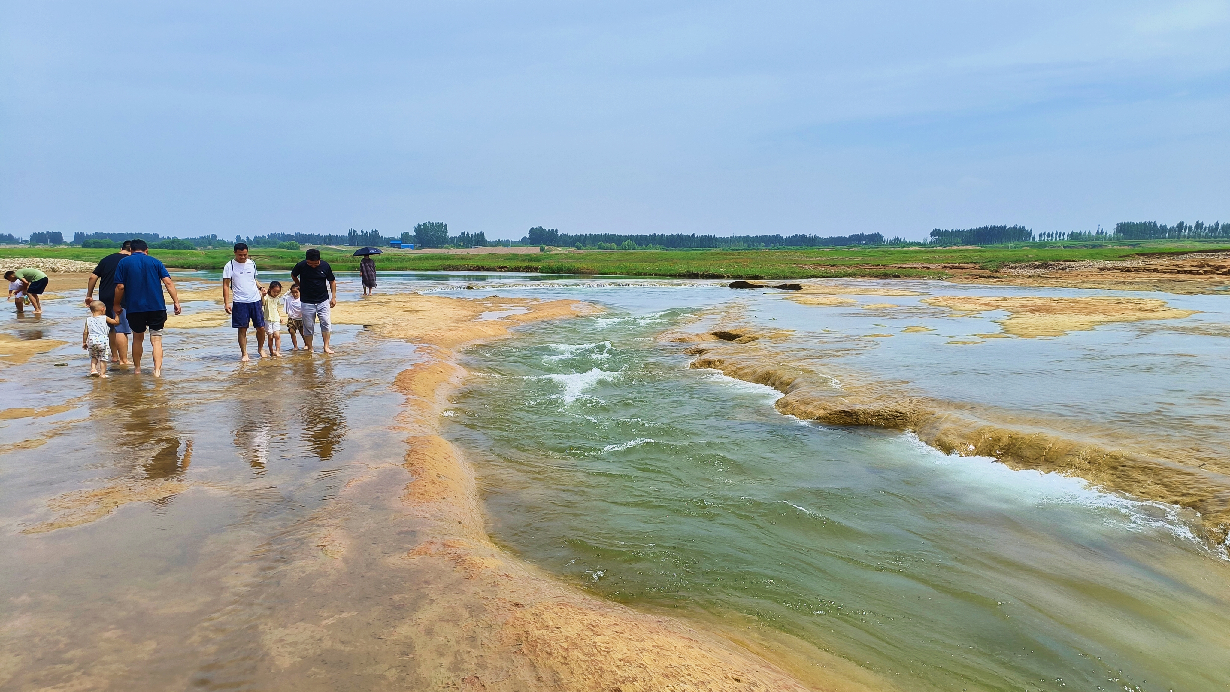 邢台青山白马河,酷似塞外草原,又如水中雅丹