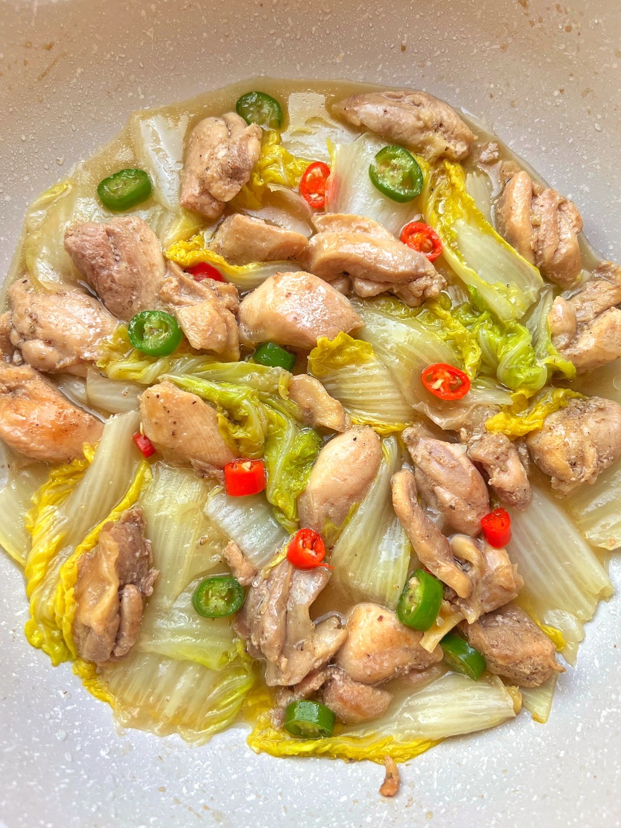 白菜炖鸡腿,鸡肉香嫩多汁