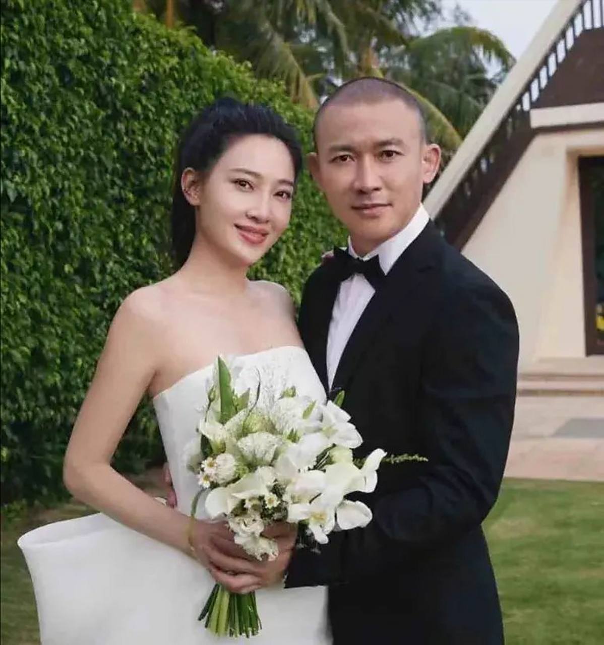 45岁的聂远真能藏,看到他的现任老婆,才知为啥沈傲君倒贴也终究转不了