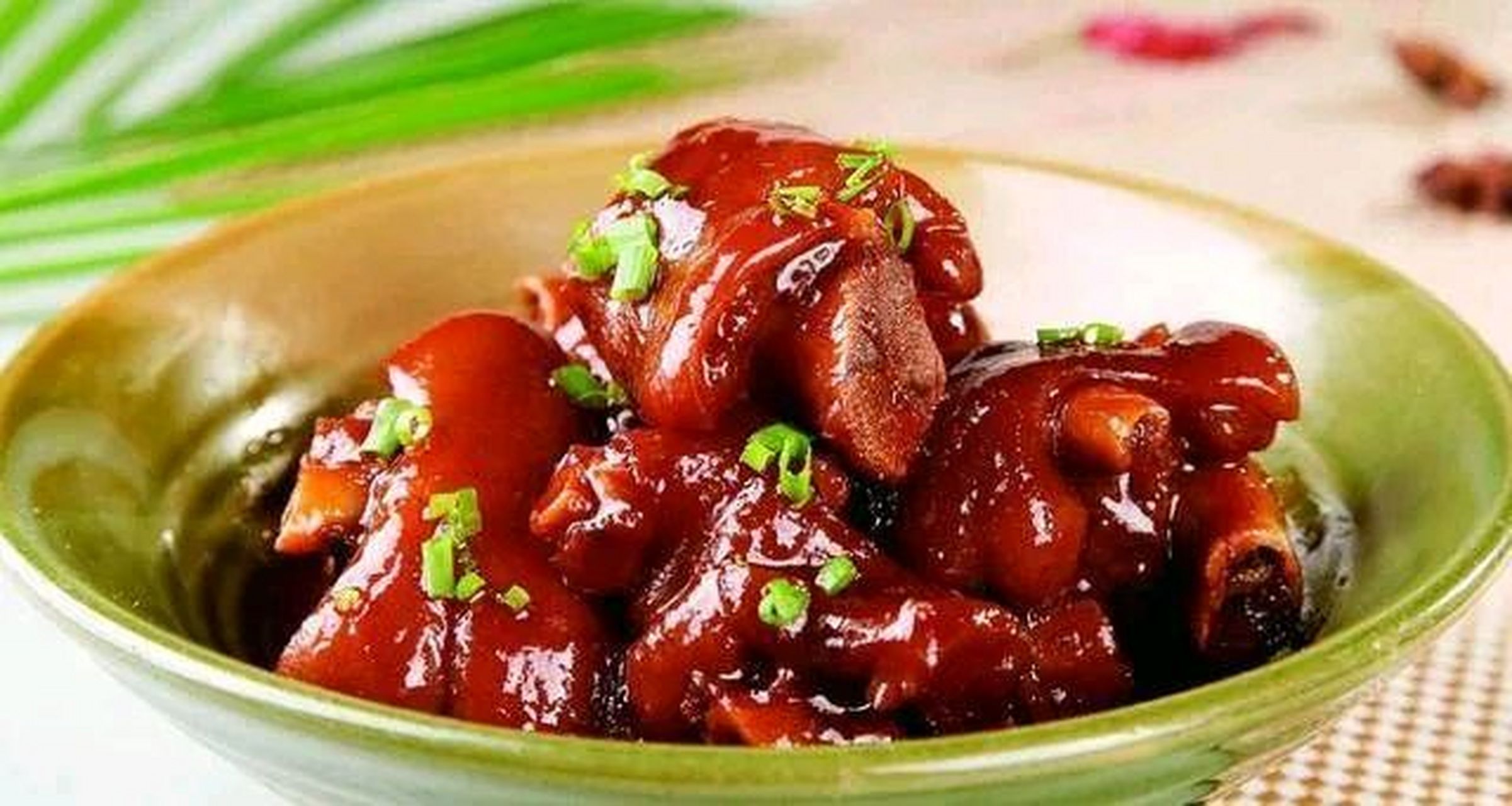 标题:探寻红烧猪脚的独特文化追溯和烹饪技艺  红烧猪脚是中国传统