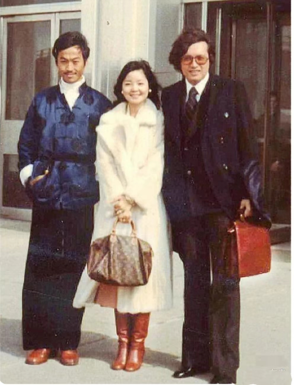 1978年的美国,邓丽君和秦祥林一起合影,朋友在旁边也很快乐.