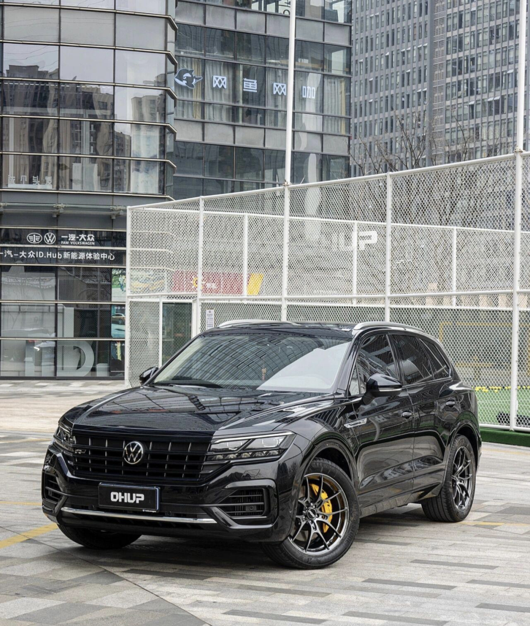 大众途锐黑武士,沉稳,从容,v6的肌肉型大众 搭配rays g025 日本锻造