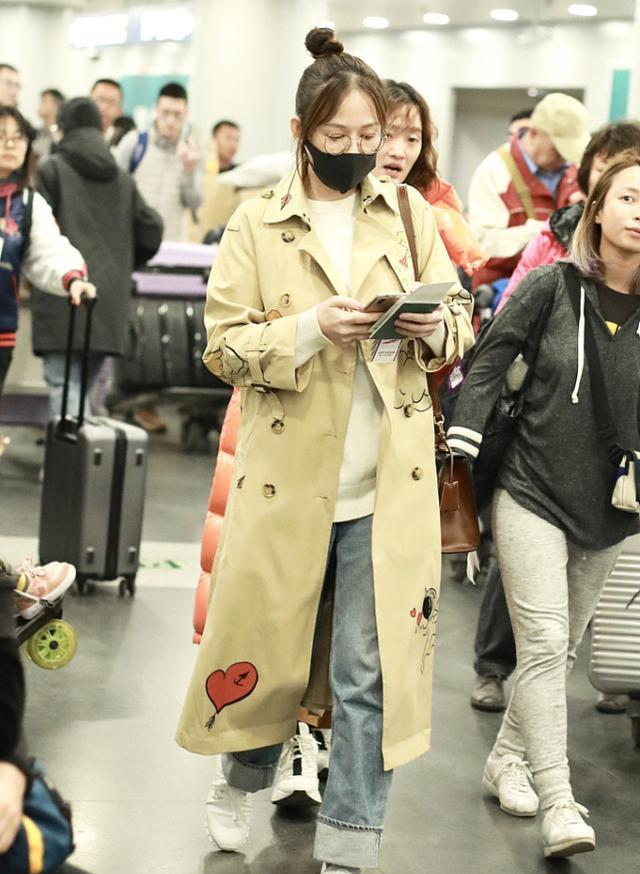 "男神收割机"陈乔恩机场照,双排扣风衣宽松裤,卡通图案好少女