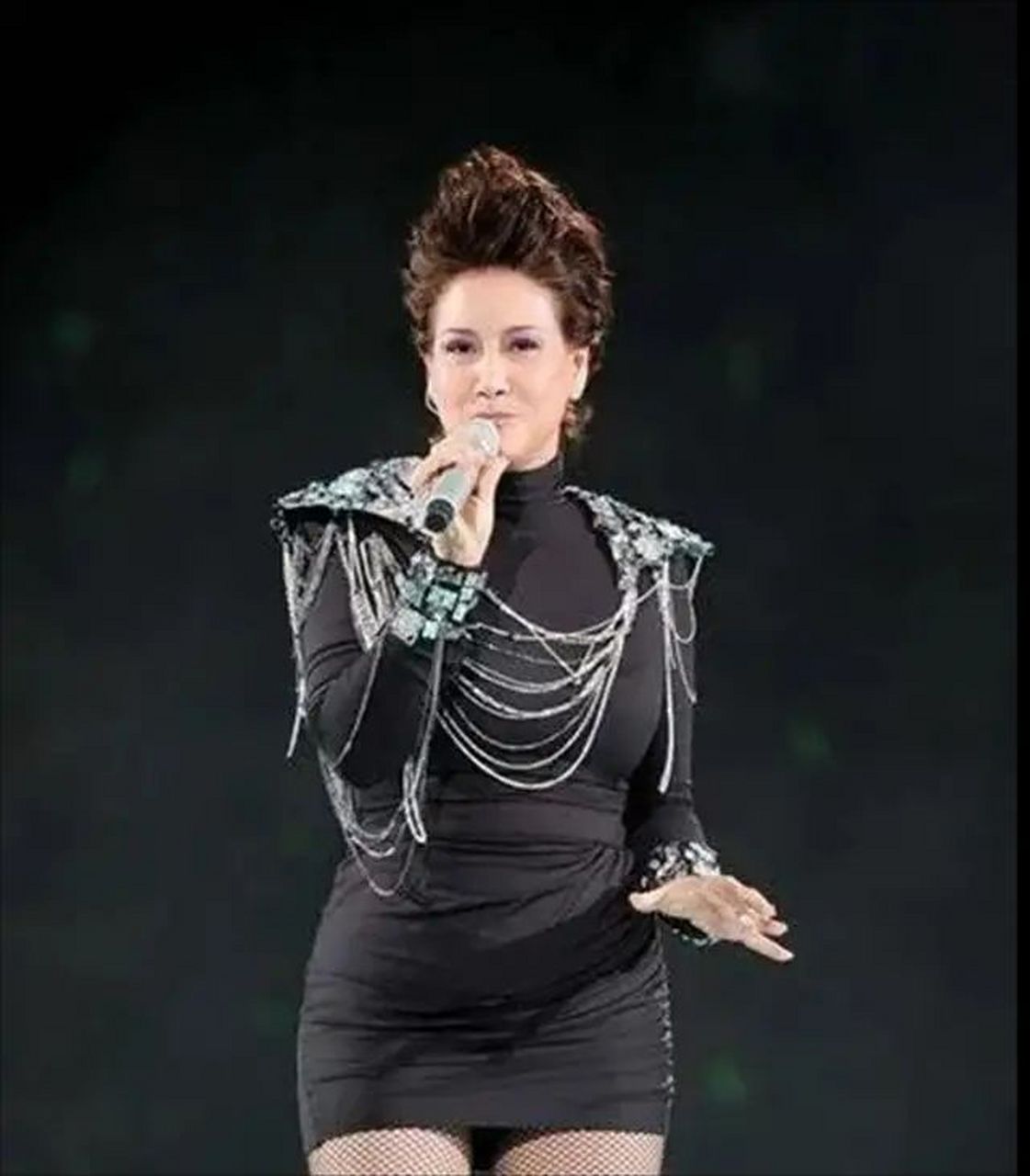 1983年,甄妮丈夫傅声因车祸身亡,看到她恢复单身后,很多富豪争着要