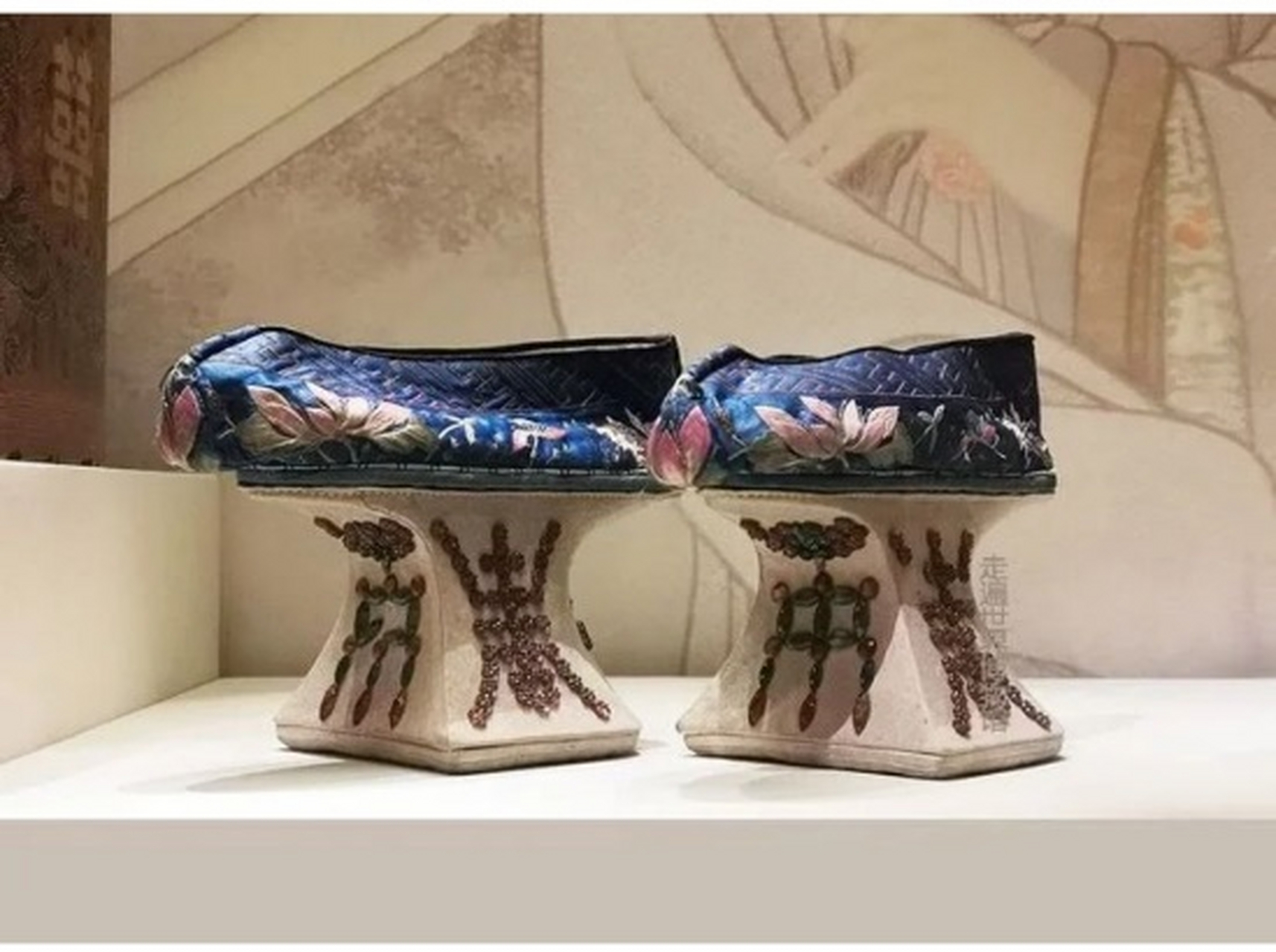 慈禧的鞋子,堪称清朝宫廷里最豪华的鞋子.