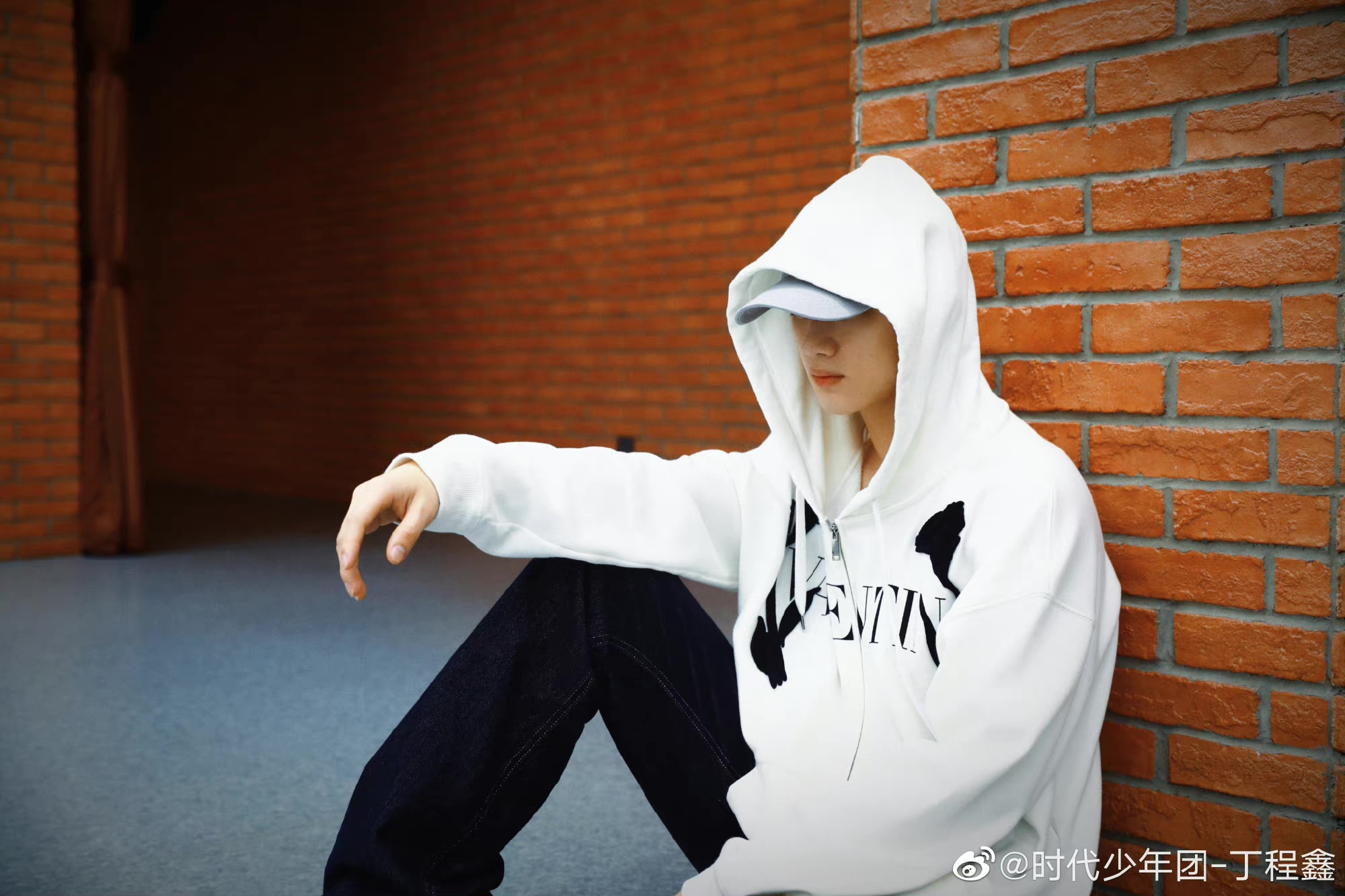 丁程鑫白色卫衣造型,秋天来了,氛围感一整个拉满!