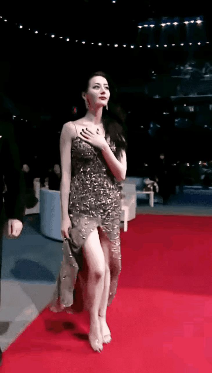 迪丽热巴深v手捂胸口,古力娜扎内裤外穿,追求外界关注过于强烈  在