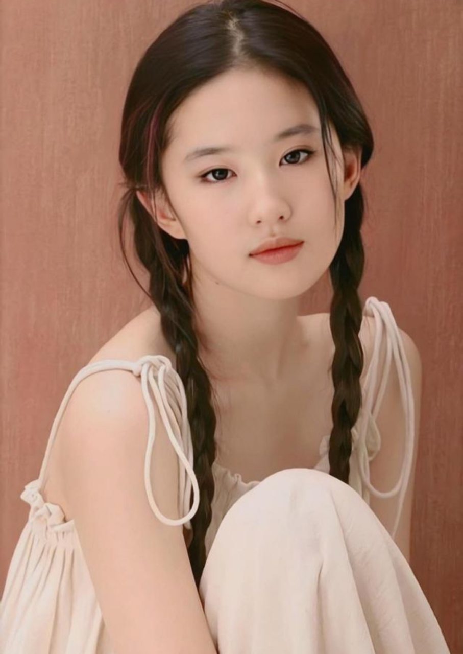 早期的刘亦菲简直美得不可方物,清纯俏丽,温柔甜美,气质灵动,妥妥的"