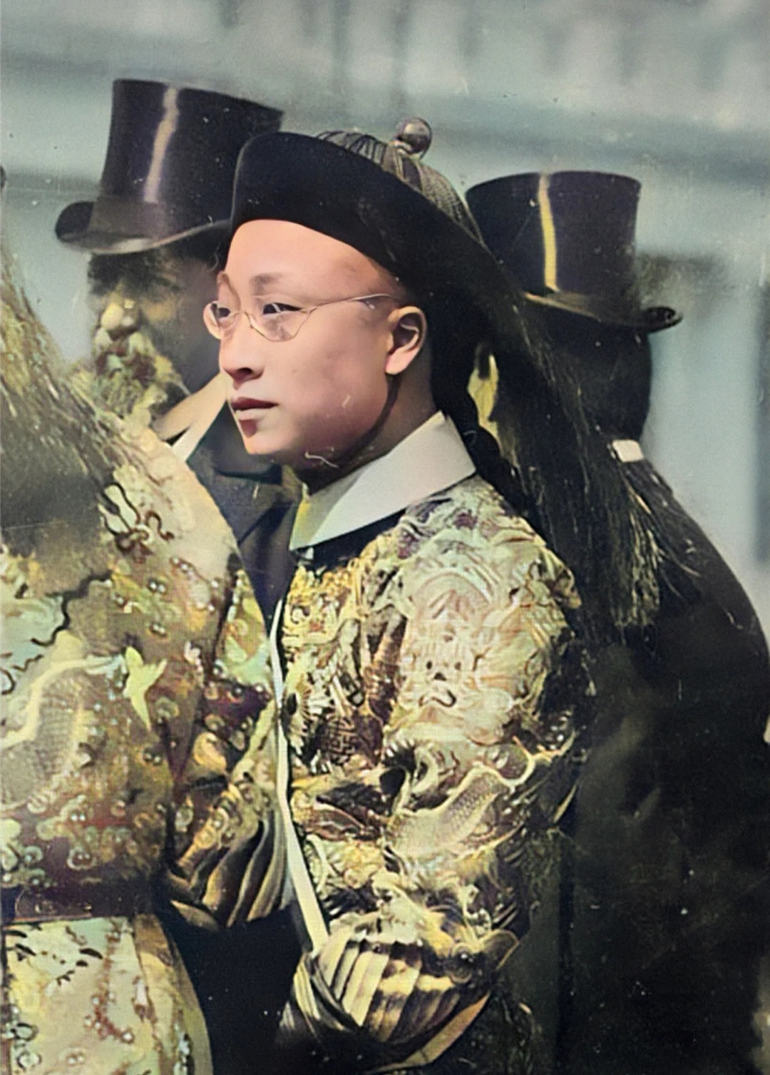 1904年6月照片中的贝勒爷溥伦此时正满30岁他穿着只有在重大节日中