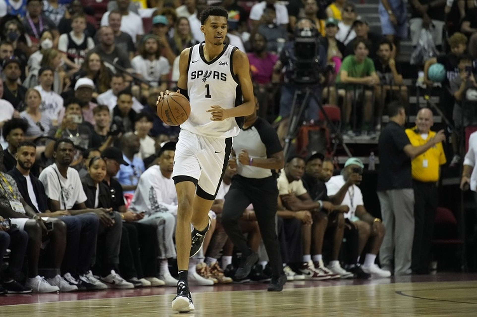 马刺队选秀状元文班亚马终于迎来夏季联赛初登场,与黄蜂队榜眼布兰登