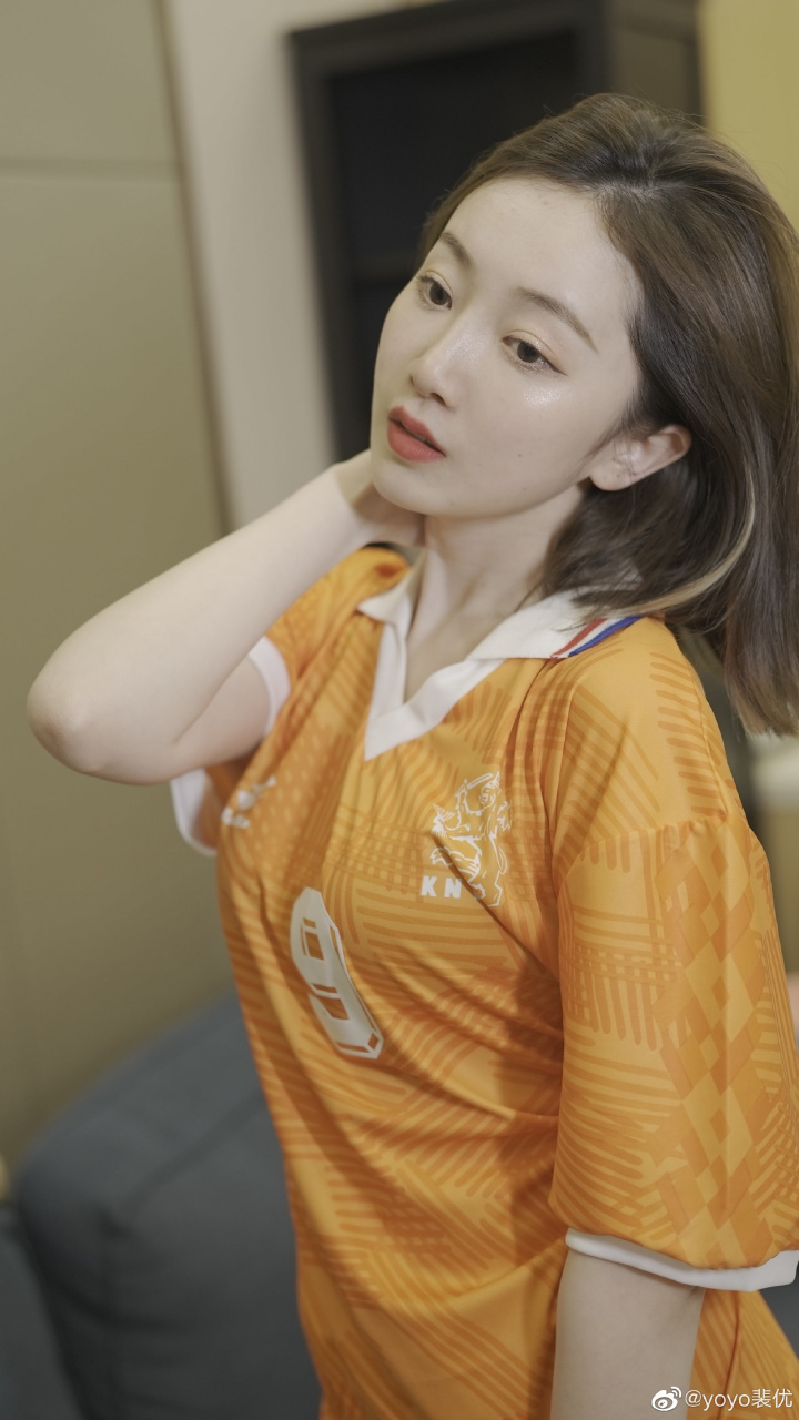 腾讯美女主播裴优身穿荷兰队服,亮相大家!