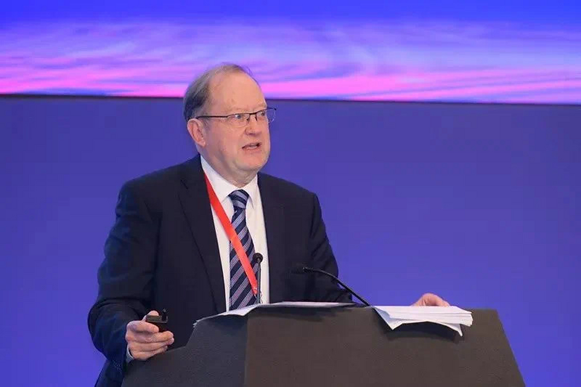 罗思义(john ross),他的文章,非常有见地,有思想,最重要的是他一直在