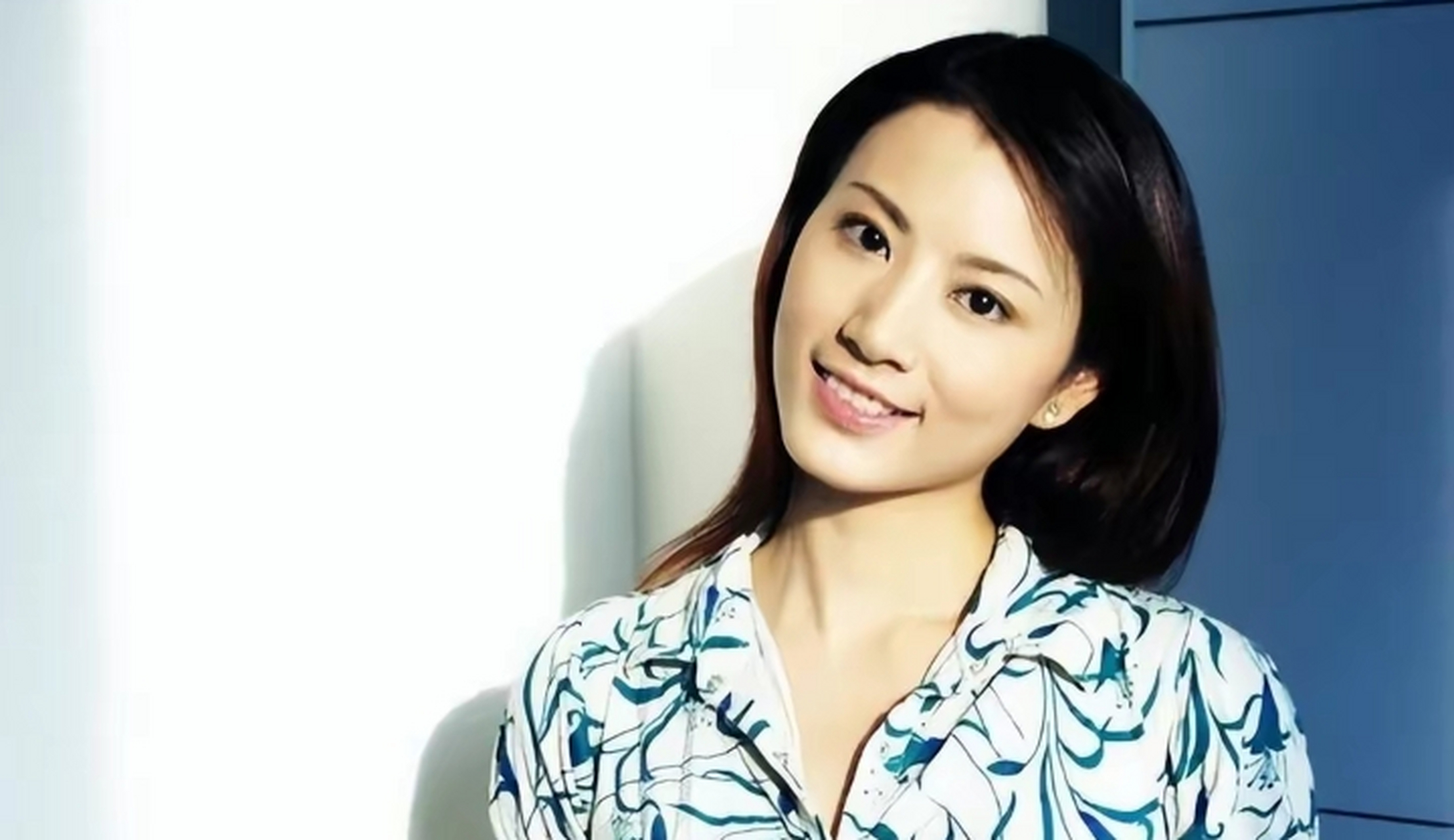 她清丽中还带着妩媚  尹红才貌双全,沉着冷静,她凭什么这么优秀?