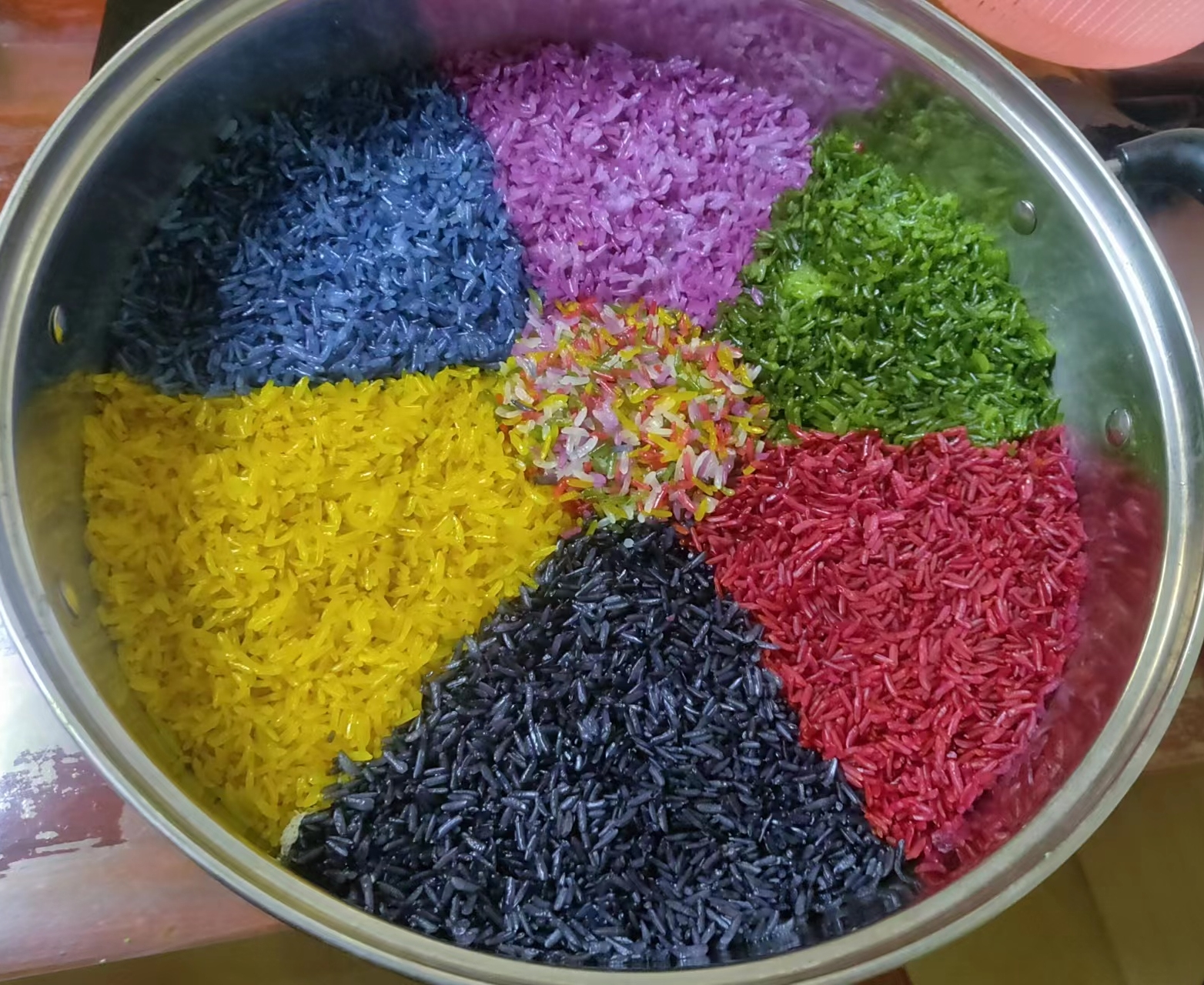 今天是清明节,朋友圈里的个个都在晒五彩糯米饭,说真的,五颜六色的真