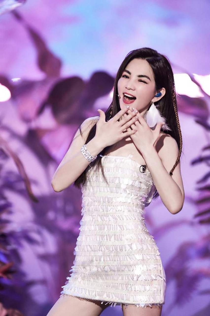 《乘风破浪的姐姐》第四季,ella陈嘉桦在拉票环节唱了《super star》