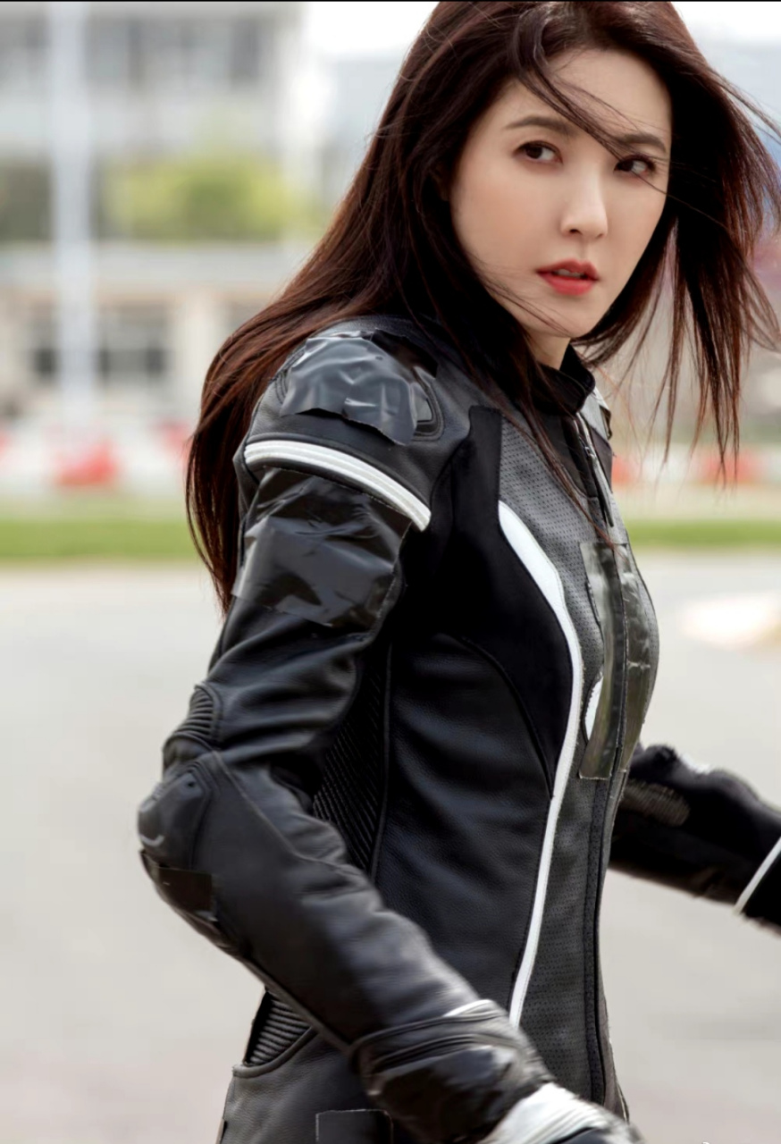 46岁的曾黎晒机车服照片,姐姐好美好飒.