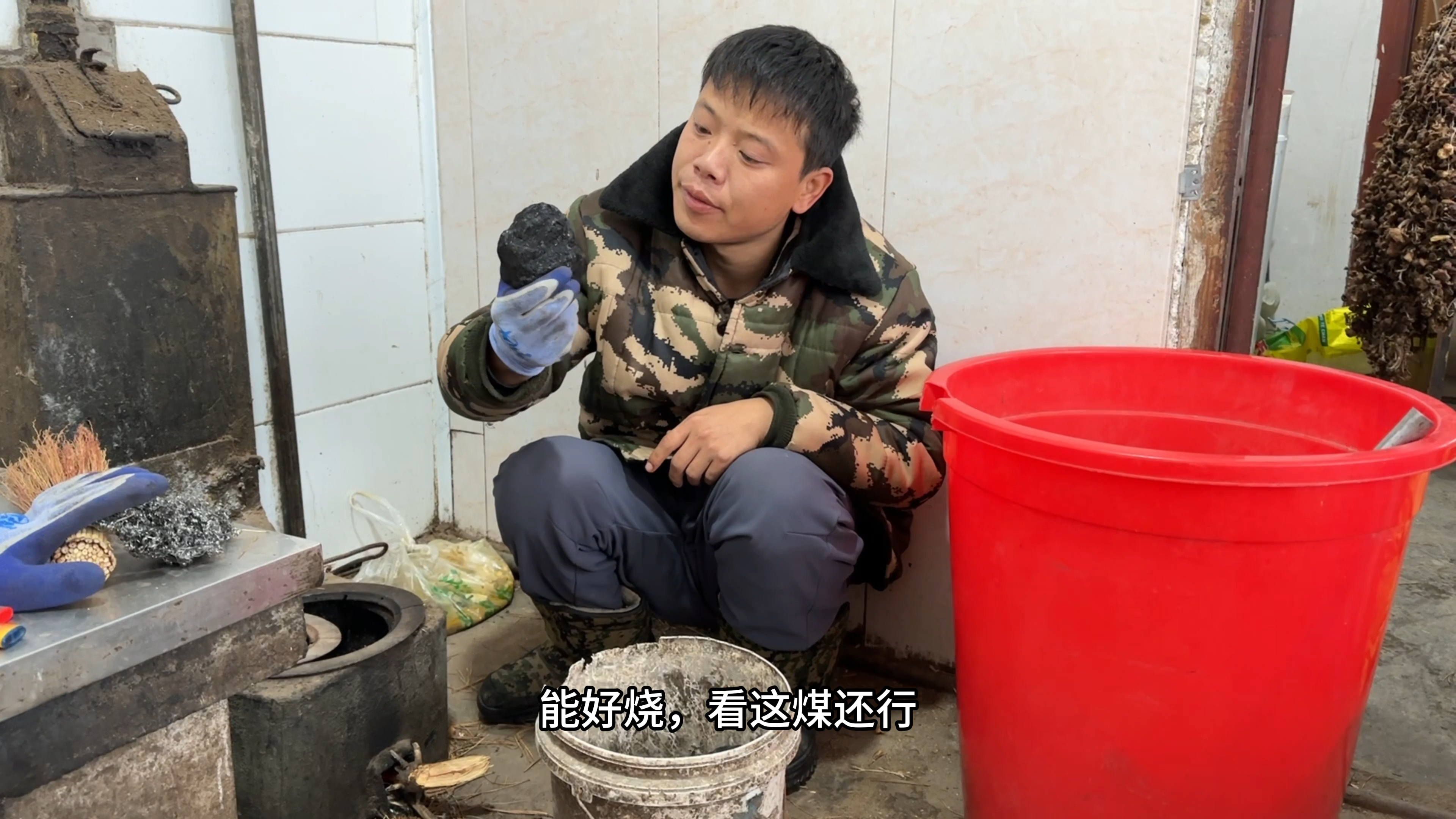 东北农村锅炉烧柴火不暖和，经常半夜被冻醒，老妈买2吨煤块过冬