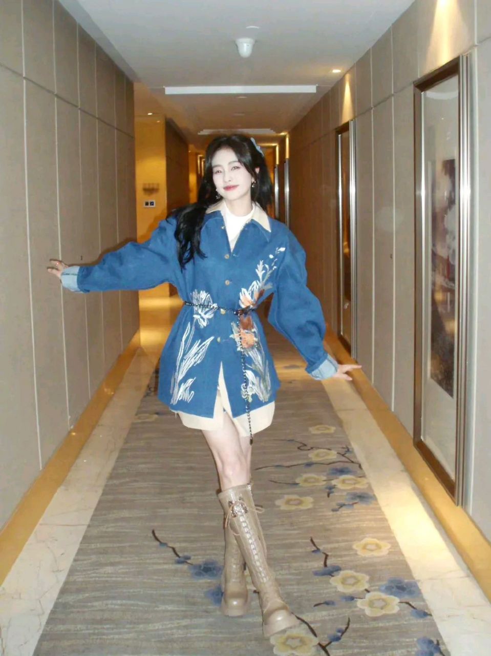 白鹿秋季穿搭 这一身穿搭,外套是亮点 仔细品味一番 你会被它吸引住