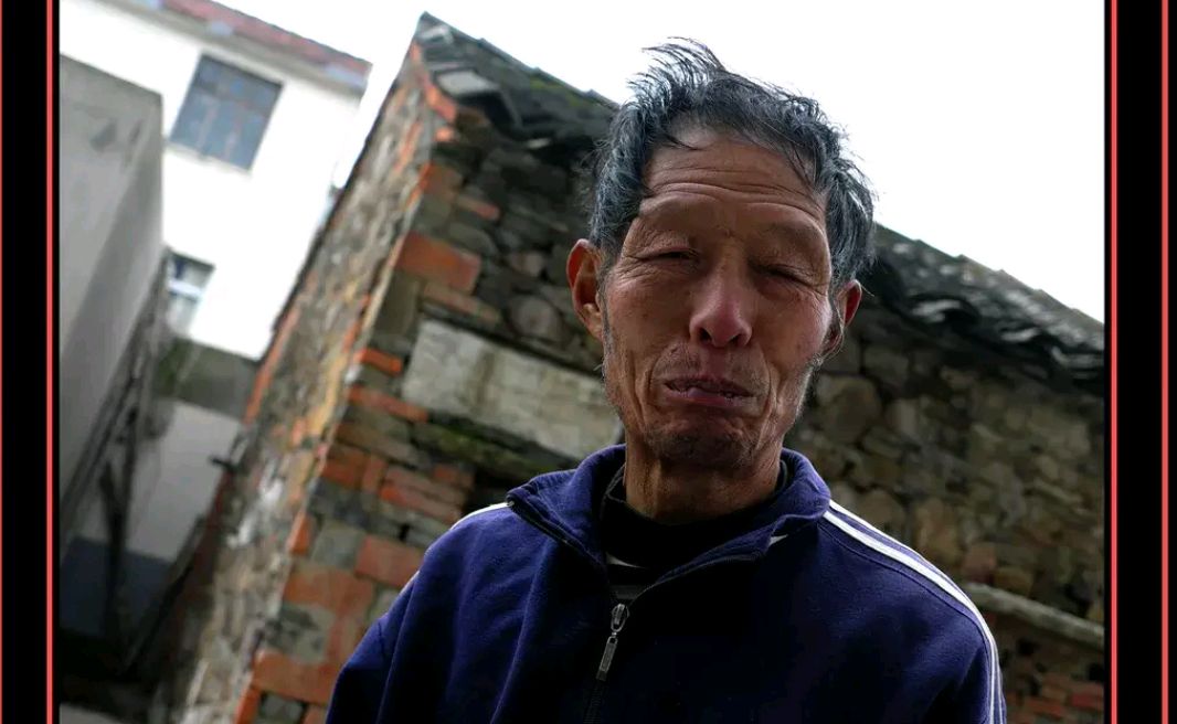 医院,瞥见一50多岁的男人眼神无助,神态落寞.