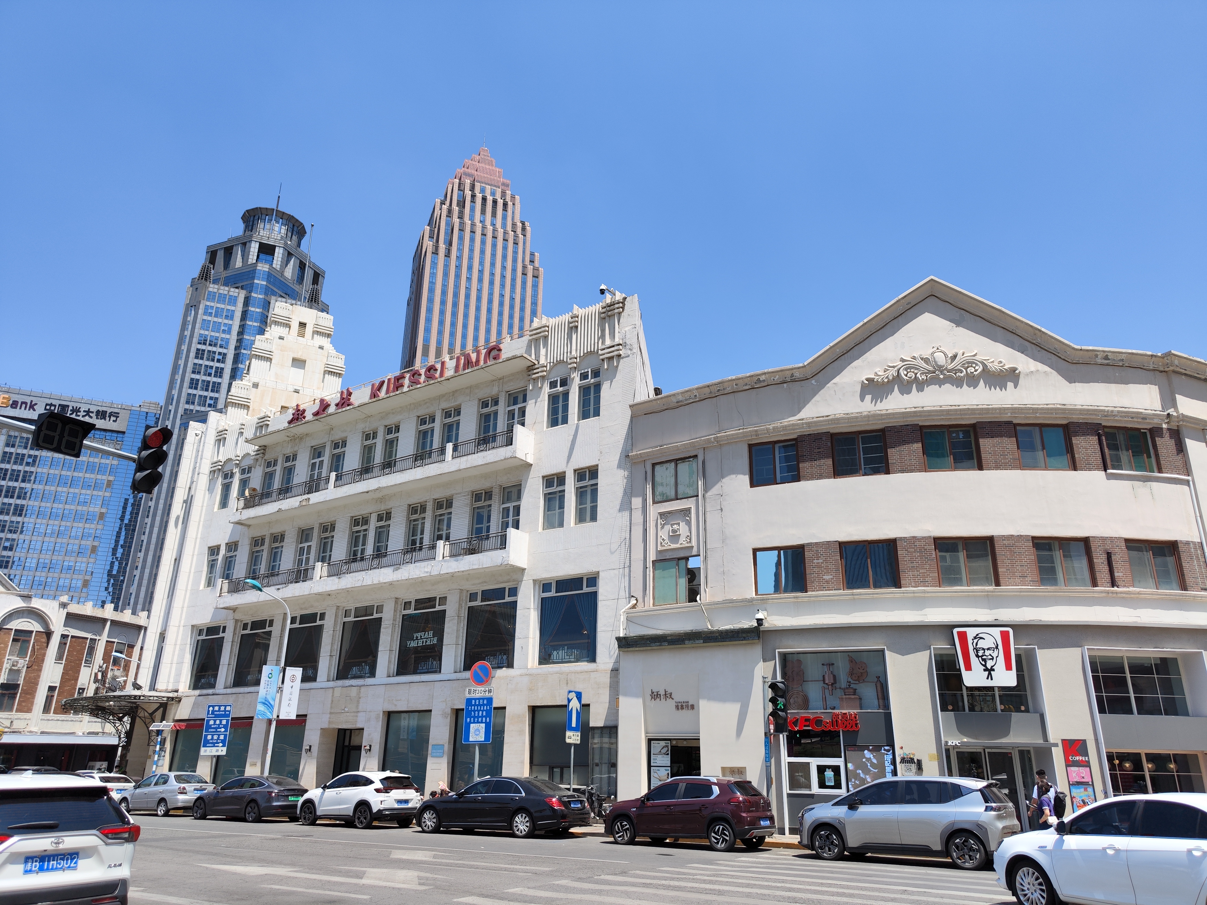 这里的商业也很繁荣,高端的平民的都有,但小白楼到底在哪儿呢?