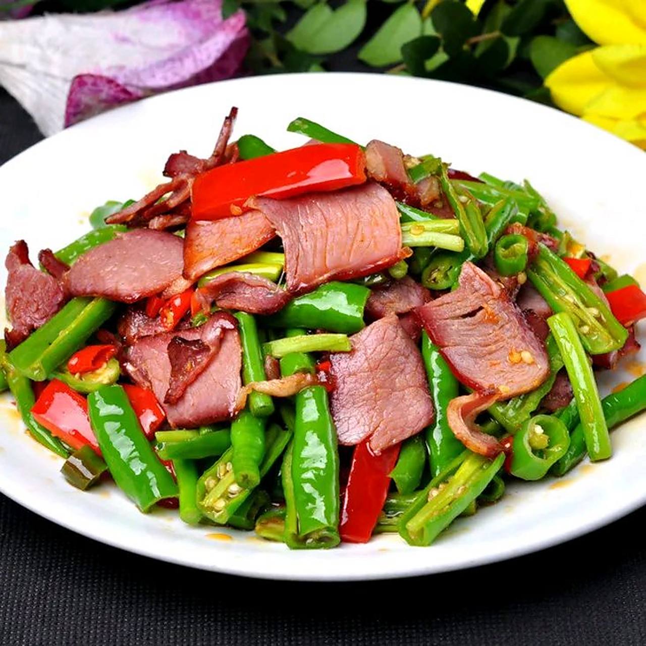 青椒炒腊肉是一道常见的家常菜,口感鲜美,香味扑鼻,深受广大食客喜爱.