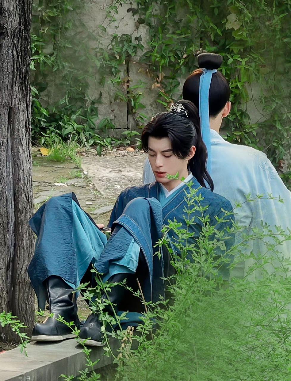 王鹤棣演的《大奉打更人》路透来啦,是意气风发的少年人,还有一张路透