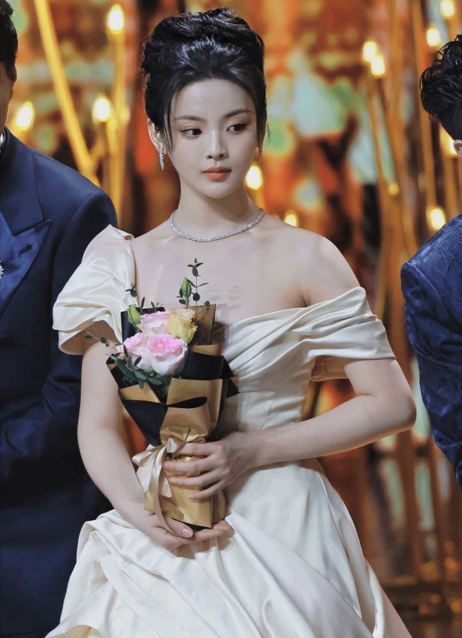 杨超越身穿白色花苞裙妥妥的在逃公主