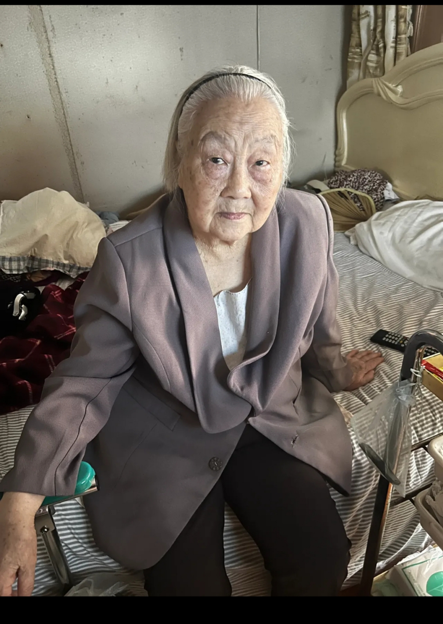 近日,一94歲上海老人實名舉報58歲保姆蔣愛珍,不僅虐待老人,還偷偷