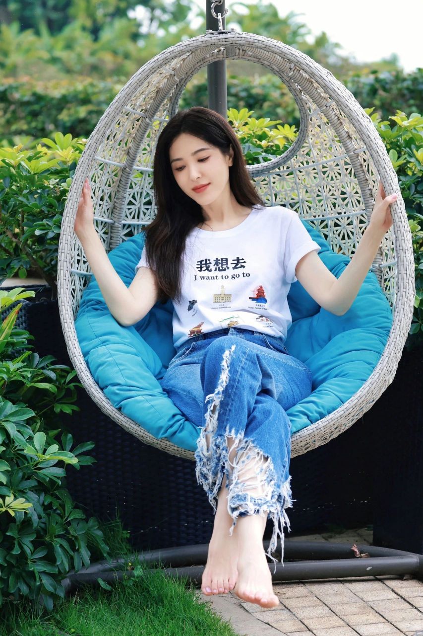 曾黎短袖牛仔裤都能美成这样|||白色短袖加牛仔裤 很简单日常的搭配