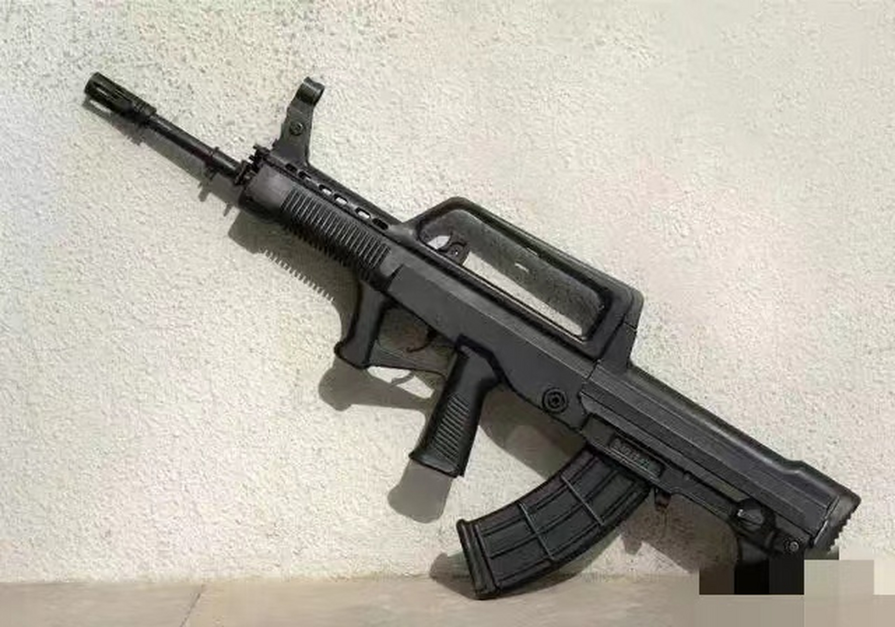 我上次在路上走捡到了一个武警枪,毫不犹豫直接上交给本地派出所