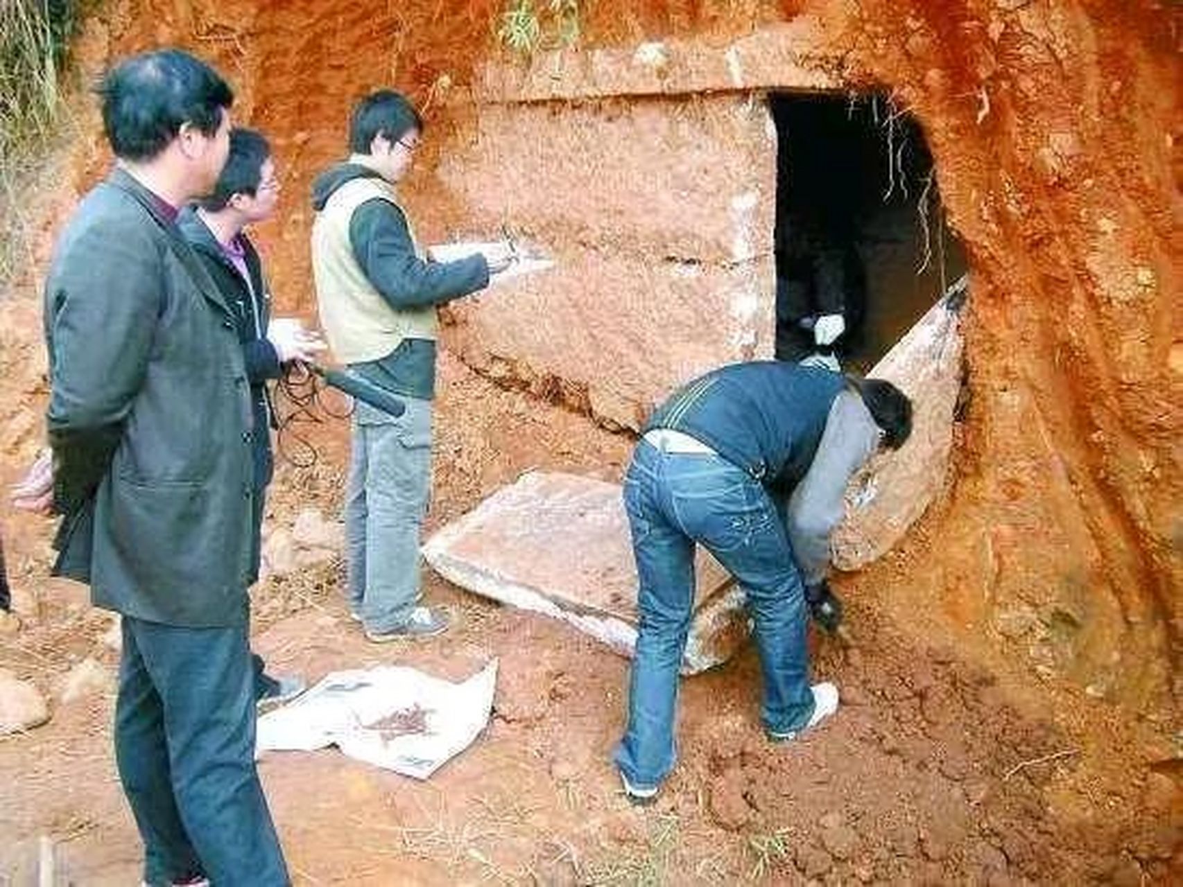 "不仅发现了传说中的方天画戟,而且还找到了记载真实吕布信息的墓志铭