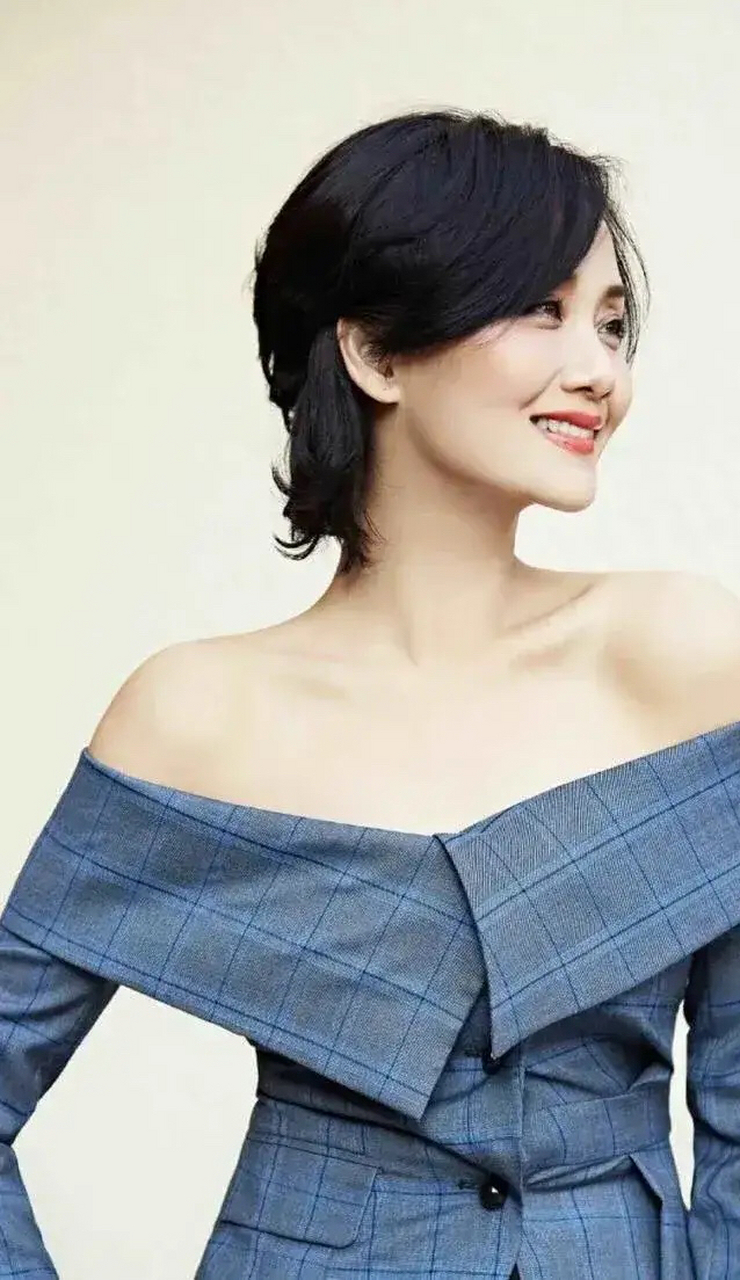 百家号星火计划# 大美女李颖 李颖,天生丽质,身材苗条,性感迷人,妩媚