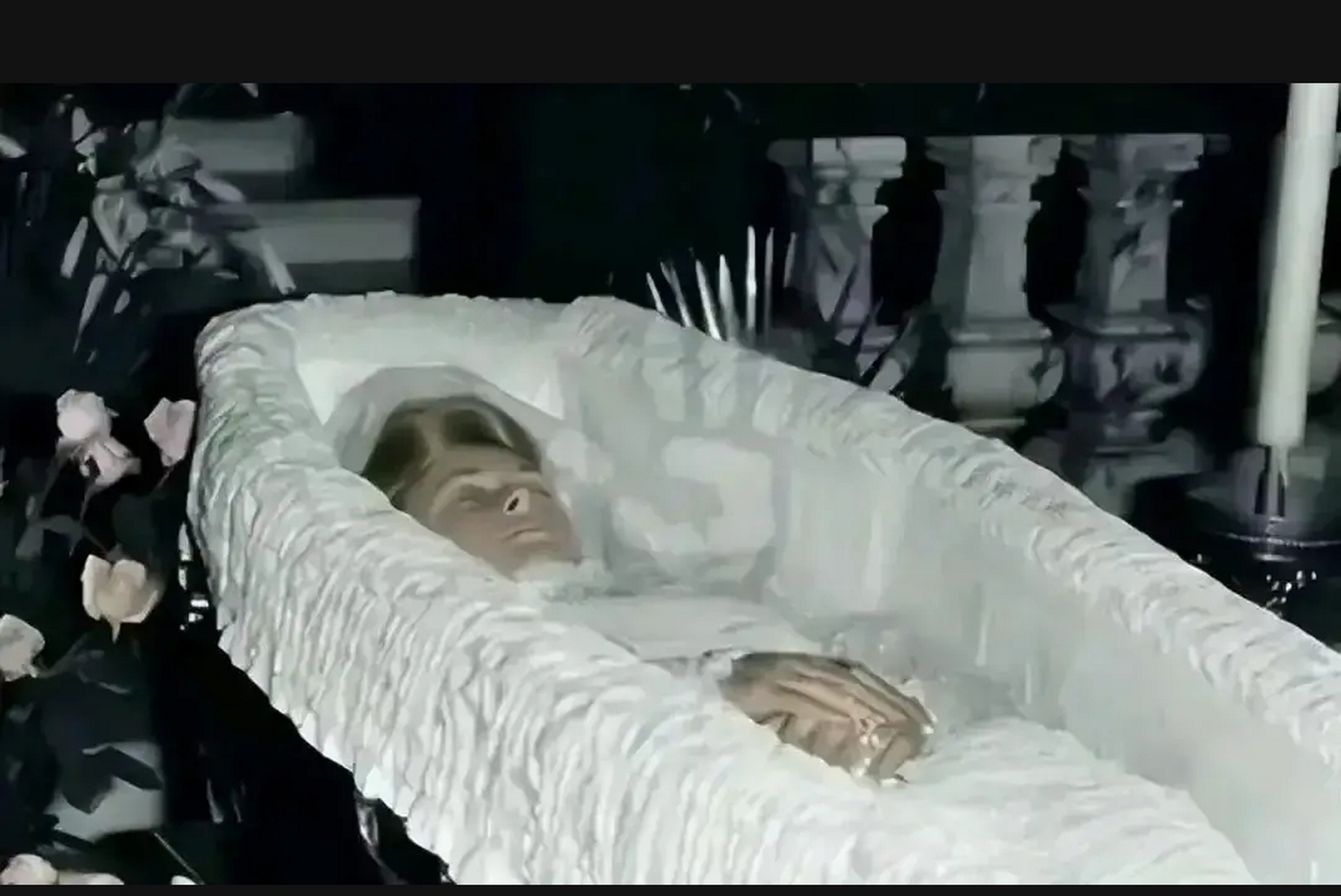 这是1997年,戴安娜王妃的"入殓"照片,镜头中的她神态安详地躺在棺材中